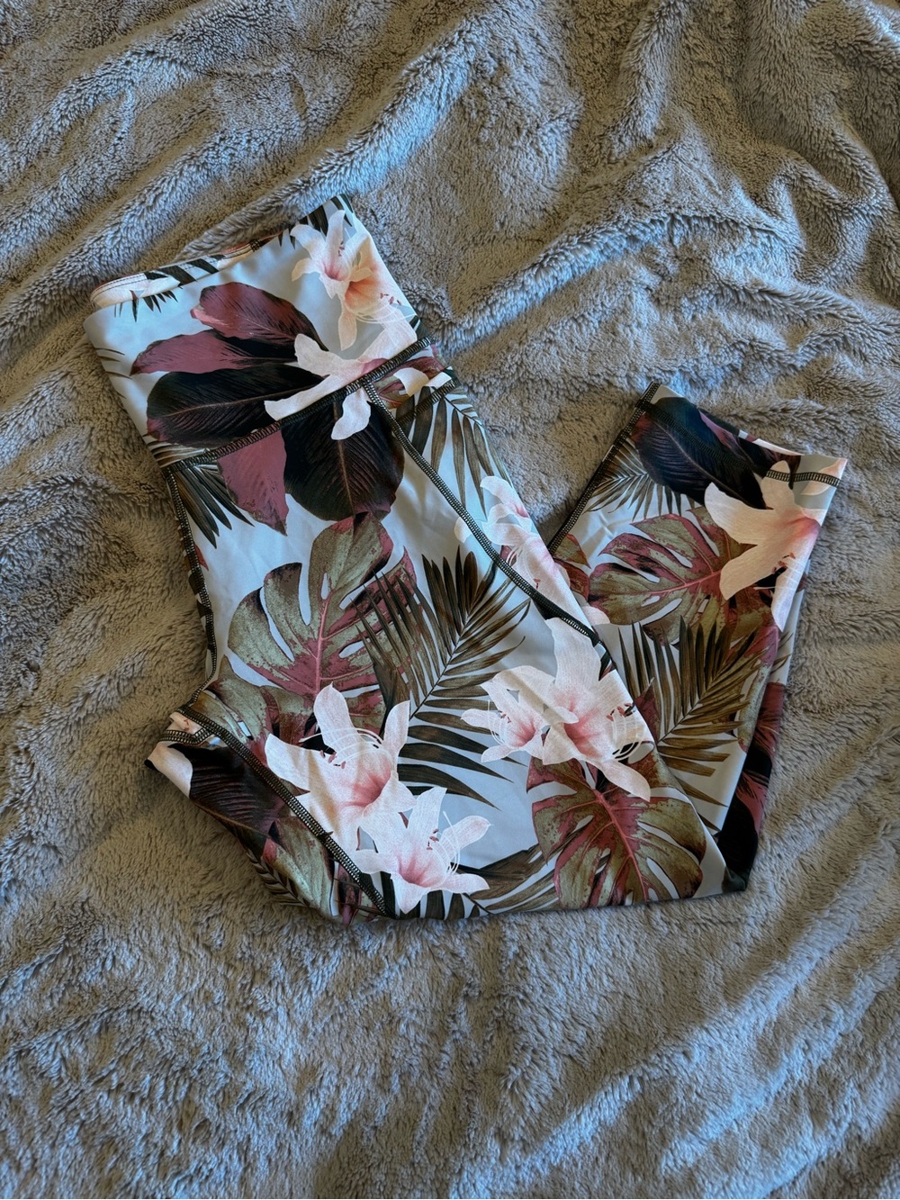 Old Navy Floral High-Waist cropped Leggings in White, Pink, Green